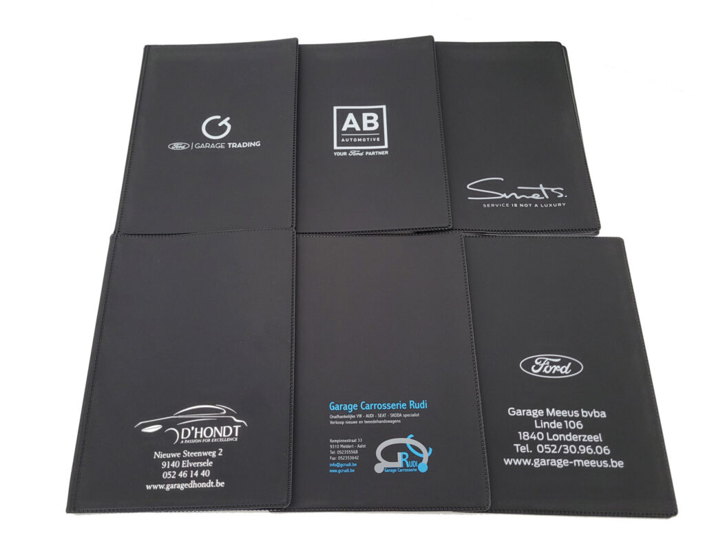 Collectie op maat bedrukte boorddocumenten mappen voor diverse automerken en garages, van witte zeefdruk tot full-color logo's.