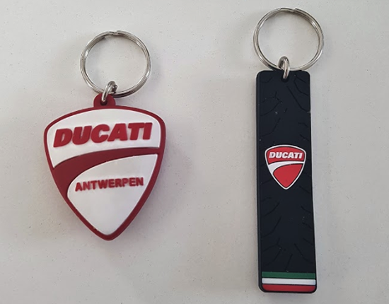 Gepersonaliseerde sleutelhangers met logo in twee verschillende vormen en afwerkingen.