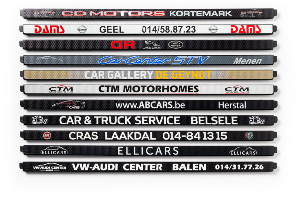 Bedrukte nummerplaathouders op maat voor garages, dealers en truck services