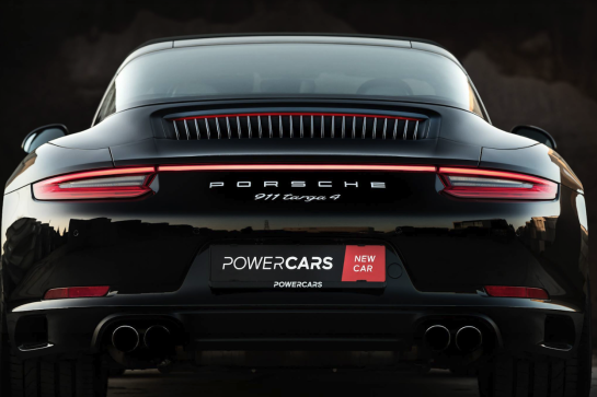 Luxe zwarte nummerplaathouder met gepersonaliseerde 'POWERCARS' bedrukking op een Porsche 911 Targa.