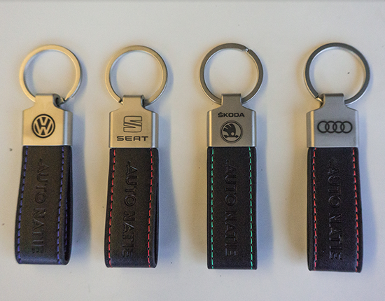 Leren sleutelhangers met metalen automerk logo voor autodealers