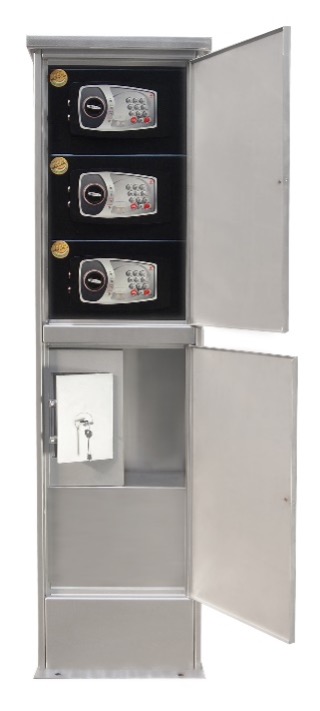 Sleutelzuil met meerdere elektronische sleutelkluizen en open deuren.
